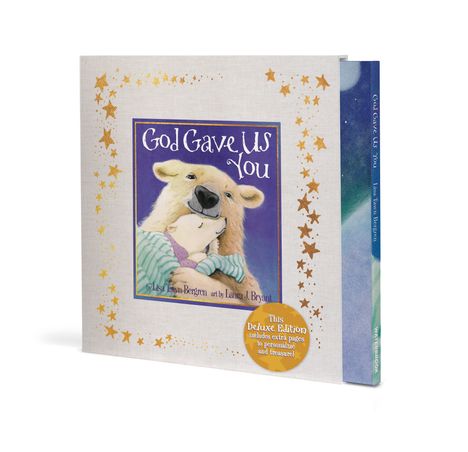Der Titel lautet "God Gave Us You". Illustration: Ein Bär hält ein Baby, umgeben von goldenen Sternen auf weißem Hintergrund.