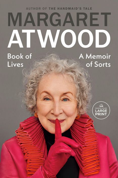 „Margaret Atwood: Book of Lives, A Memoir of Sorts. Large Print.“ Ältere Frau in pinkem Outfit, lächelt, Finger vor Lippen.