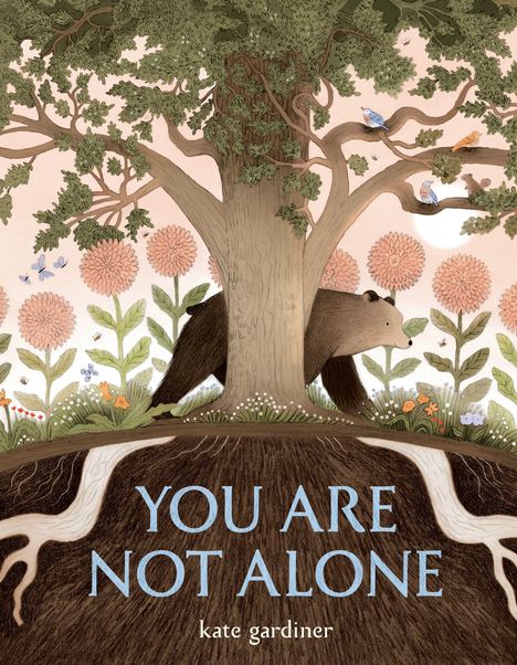 „YOU ARE NOT ALONE“ und „kate gardiner“. Illustration: Ein Baum mit Vögeln, Blumen, einem Bär und Wurzeln.