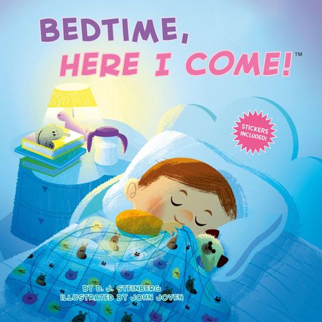 „BEDTIME, HERE I COME! STICKERS INCLUDED!“: Ein Kind schläft im Bett, bunte Bettdecke, Kuscheltier, Nachttischlampe.