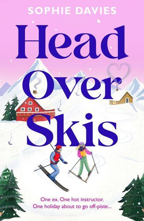 Text oben: "SOPHIE DAVIES".
Titel: "Head Over Skis".
Unten: "One ex. One hot instructor. One holiday about to go off-piste...".
Illustration: Paar beim Skifahren vor Berghütten.