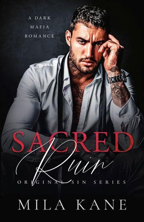 A DARK MAFIA ROMANCE. SACRED Ruin. ORIGINAL SIN SERIES. Mila Kane. Ein tätowierter Mann in Hemd und Weste, nachdenklich.