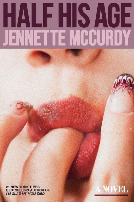 HALF HIS AGE - JENNETTE MCCURDY. Nahaufnahme eines Mundes mit lackiertem Fingernagel am Finger.