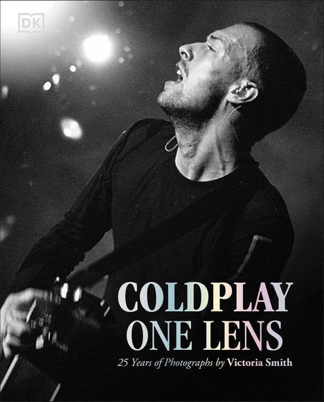 "Coldplay One Lens. 25 Years of Photographs by Victoria Smith." Schwarz-weiß, ein Sänger in Aktion mit konzentriertem Ausdruck.