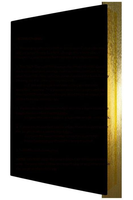 Ein Buch mit goldenem Schnitt öffnet sich leicht, der Text auf der Seite ist jedoch schwer lesbar und scheint in Englisch.