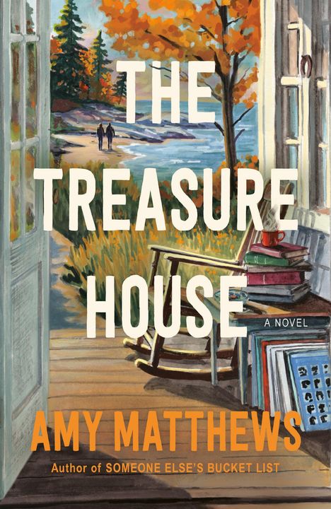 Titel: "The Treasure House". Autor: Amy Matthews. Illustration: Offene Tür, Herbstbaum, Meer, zwei Menschen am Strand.