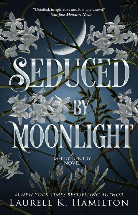 "SEDUCED BY MOONLIGHT" und "Laurell K. Hamilton" in großen Buchstaben, mondbeleuchtete Blumen und Zweige.