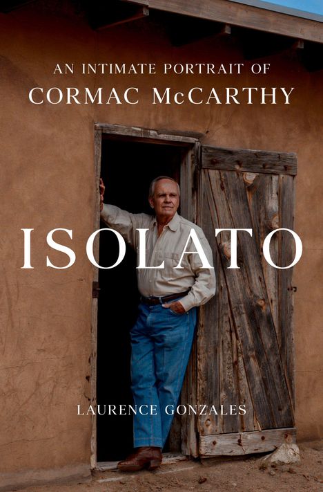 Text: "An Intimate Portrait of Cormac McCarthy", "Isolato", "Laurence Gonzales". Ein Mann steht in einem Türrahmen.