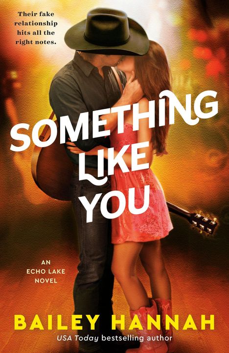 Text: "Their fake relationship hits all the right notes. Something Like You. An Echo Lake Novel. Bailey Hannah. USA Today bestselling author." 

Ein Paar in inniger Umarmung, sie tragen Cowboy-Kleidung, im Hintergrund eine Gitarre.