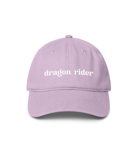 Auf einer lila Kappe steht in weißer Schrift "dragon rider".