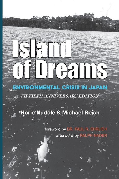 "Island of Dreams", Umweltkrise in Japan, 50. Jubiläumsausgabe. Schwarz-Weiß-Bild eines Fisches im Wasser.