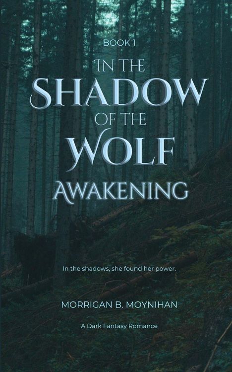 Buchtitel: "In the Shadow of the Wolf: Awakening" von Morrigan B. Moynihan. Waldhintergrund mit hohen Bäumen.