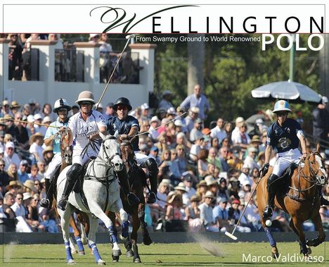 "Wellington Polo", "From Swampy Ground to World Renowned". Polo-Spieler auf Pferden, Zuschauer im Hintergrund.