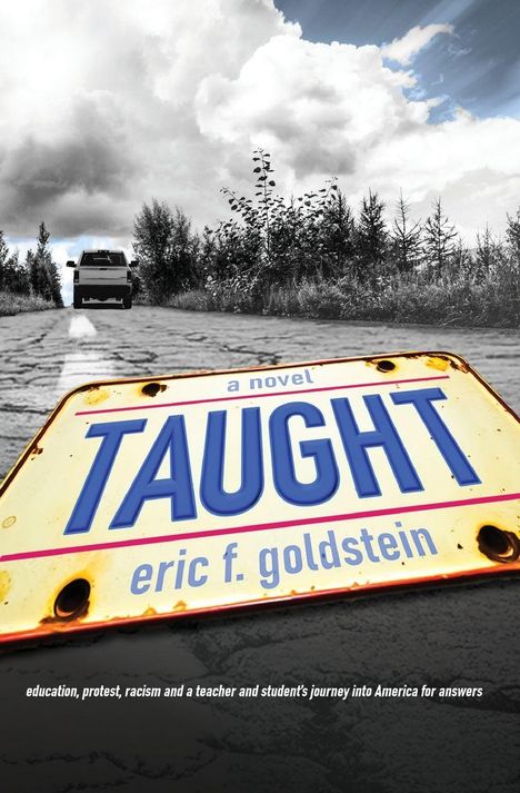 TAUGHT, Eric F. Goldstein, education, protest, racism. Ein Auto fährt auf einer Landstraße, im Hintergrund Wolken.