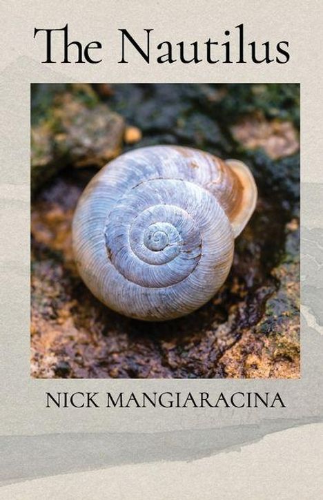 „The Nautilus“ und „Nick Mangiaracina“. Eine Nahaufnahme einer glatten, spiralförmigen Muschel auf einem felsigen Untergrund.