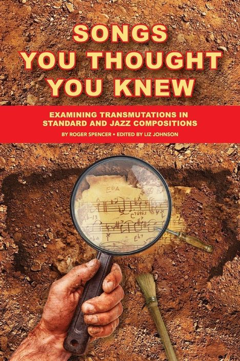 „SONGS YOU THOUGHT YOU KNEW“, rote Erde, eine Hand hält eine Lupe über Notenblättern.
