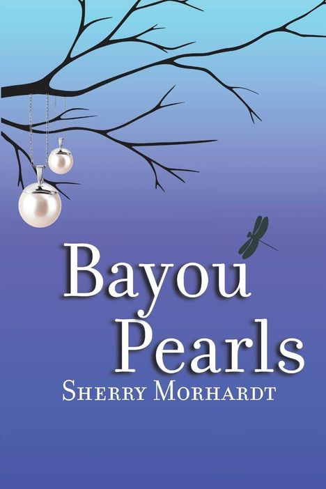 "Bayou Pearls" von Sherry Morhardt. Illustration: Zweige mit hängenden Perlen vor blauem Hintergrund, Libelle in der Nähe.