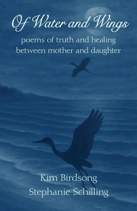 Buchtitel: "Of Water and Wings", Gedichte zwischen Mutter und Tochter. Silhouette von Vögeln über Wasser bei Mondlicht.
