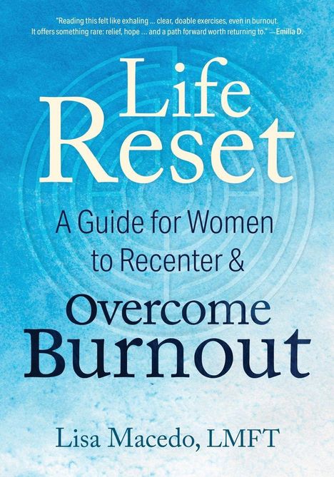„Life Reset: A Guide for Women to Recenter & Overcome Burnout“ von Lisa Macedo, vor einem blauen Hintergrund.