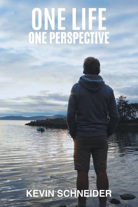 "ONE LIFE, ONE PERSPECTIVE, KEVIN SCHNEIDER." Eine Person blickt auf ein ruhiges Gewässer unter bewölktem Himmel.