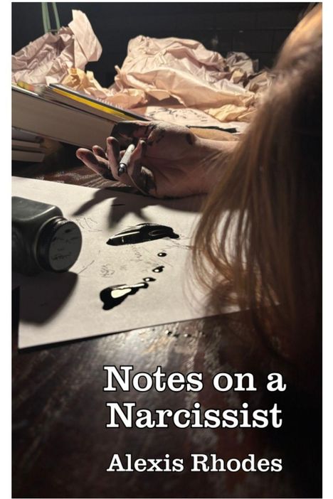 "Notes on a Narcissist. Alexis Rhodes." Eine Hand mit Tinte, Papier mit Flecken, Bücher und zerknittertes Papier umgeben die Szene.