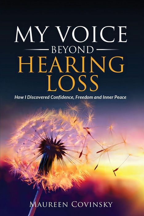 „MY VOICE BEYOND HEARING LOSS“ in großen Buchstaben, darunter „How I Discovered Confidence, Freedom and Inner Peace.“ Im Hintergrund eine Pusteblume vor einem Sonnenuntergang.