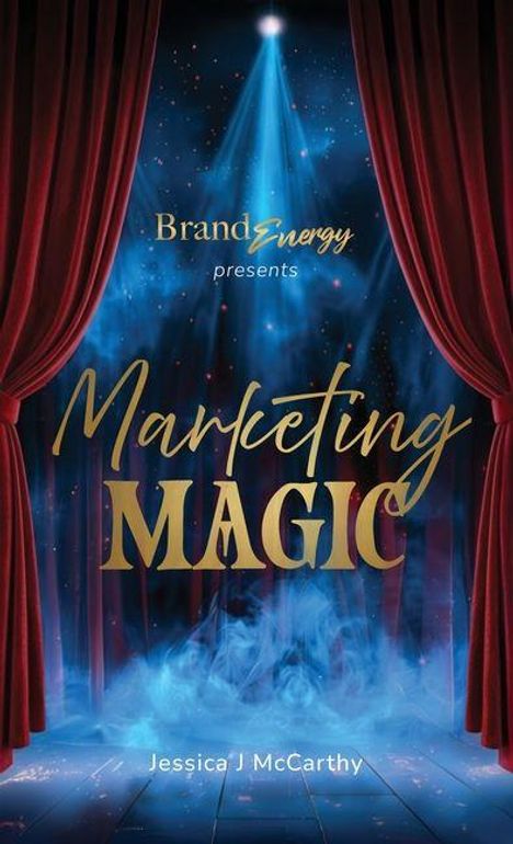 Text: "BrandEnergy presents Marketing Magic. Jessica J McCarthy."  
Roter Vorhang, blauer Nebel, Scheinwerferlicht.
