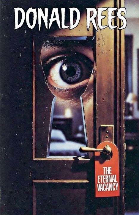Ein großes Auge blickt durch ein Türspion, ein roter Türhänger zeigt "The Eternal Vacancy".