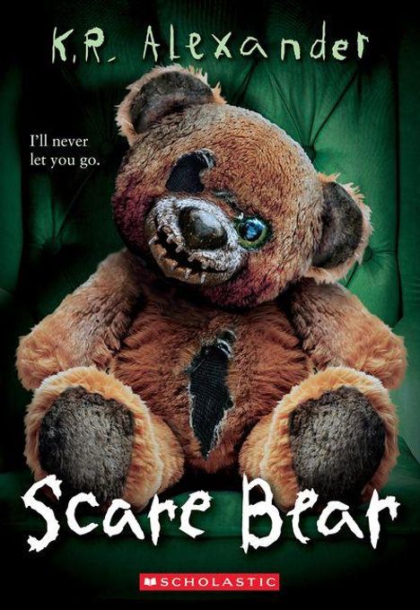 Titel: "Scare Bear", Autor: K.R. Alexander. Ein bäriger Plüschfigur mit unheimlichen Augen und Narben auf grünem Hintergrund.