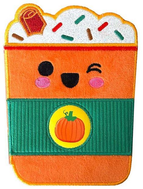 Illustration einer lächelnden Tasse mit Schlagsahne, Zimtstange, Streuseln und Kürbis-Emblem auf grünem Band.