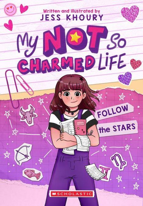 "My NOT So Charmed Life" steht in bunten Buchstaben. Ein Mädchen mit braunen Haaren hält Notizbücher, umgeben von Sternen und Herzsymbolen.