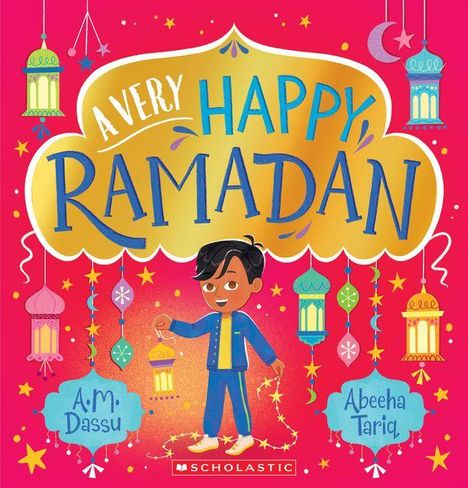 „A Very Happy Ramadan“ in fröhlichen Farben. Ein lächelnder Junge mit Laternen, bunte Sterne und Monde im Hintergrund.