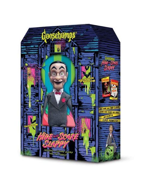 "Goosebumps Hide and Scare Slappy" steht auf einer gruseligen Puppenverpackung. Ein Puppenjunge in Anzug ist abgebildet.