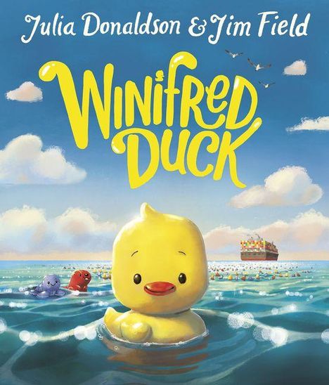 "Winifred Duck." Illustration einer gelben Ente im Meer, fröhliche Farben, Himmel mit Wolken, bunte Schiffe im Hintergrund.