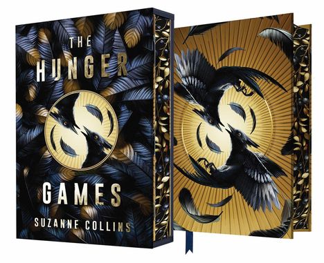 "The Hunger Games" und "Suzanne Collins" auf einem Cover mit zwei schwarzen Vögeln und Federn in einem goldenen Kreis.