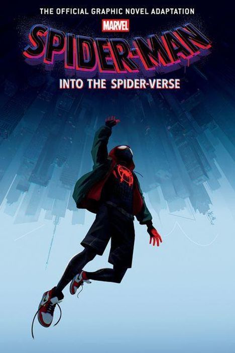 „The Official Graphic Novel Adaptation; Marvel; Spider-Man: Into the Spider-Verse.“ Eine Figur in Spider-Man-Kleidung schwebt über einer stilisierten Stadtansicht.