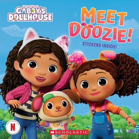 „Meet Doozie! Stickers inside!“ Zwei fröhliche Mädchen mit Katzenohren und ein Plüschhund vor blauem Himmel.