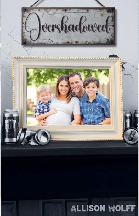 Oben "Overshadowed", unten "Allison Wolff". Familienfoto in zerbrochenem Rahmen, daneben Bierdosen.