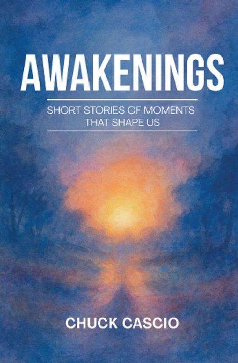 Text: "AWAKENINGS: SHORT STORIES OF MOMENTS THAT SHAPE US. CHUCK CASCIO."  
Illustration: Sonnenaufgang in blauen und orangen Tönen.