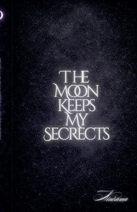 "The Moon Keeps My Secrets" in stilisierter Schrift auf einem sternenübersäten, dunklen Hintergrund. Unten rechts der Name "Ninisama".