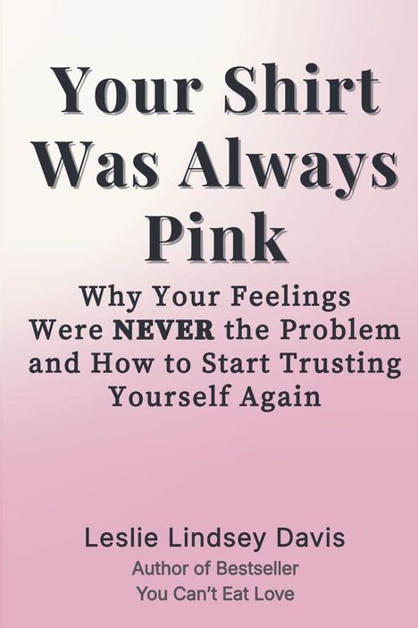 „Your Shirt Was Always Pink“ steht oben, darunter Erklärtext. Autor: Leslie Lindsey Davis, Autor des Bestsellers „You Can’t Eat Love“. Hintergrund: rosa Farbverlauf.