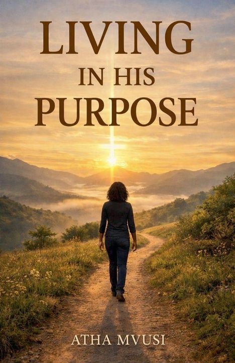 Text: "LIVING IN HIS PURPOSE" und "ATHA MVUSI". Eine Person geht einen Pfad entlang mit Bergen und Sonnenuntergang.