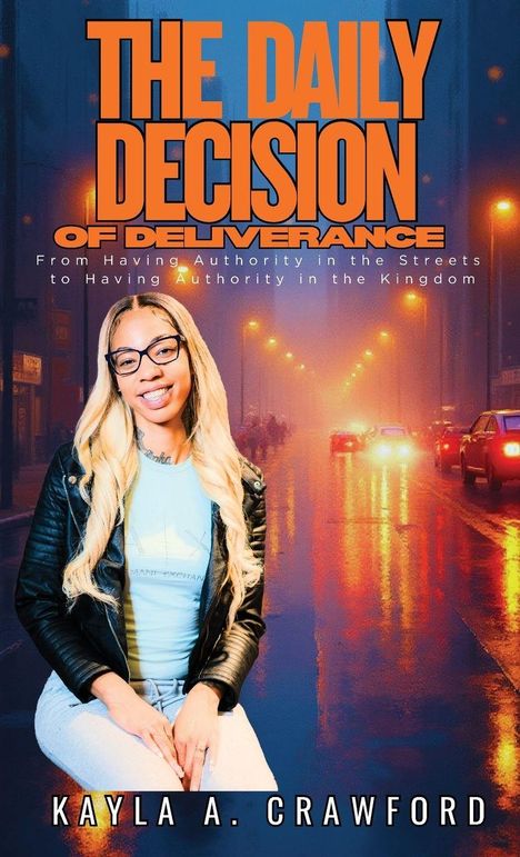 „THE DAILY DECISION OF DELIVERANCE“ über einer nächtlichen, beleuchteten Straße und einer sitzenden Person in Lederjacke.