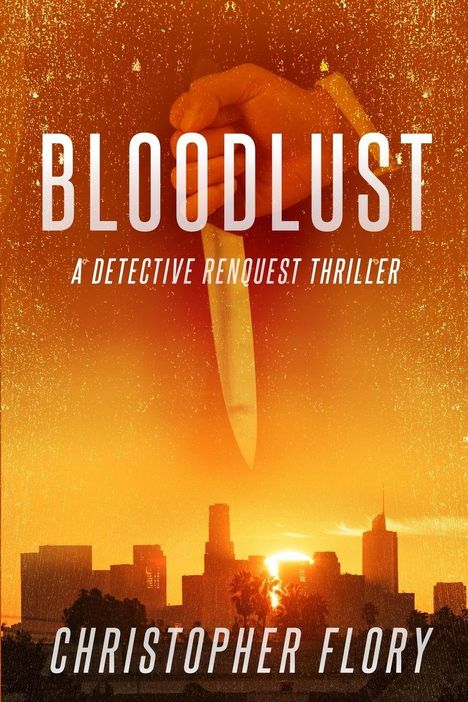 „BLOODLUST“, „A DETECTIVE RENQUEST THRILLER“, „CHRISTOPHER FLORY“. Eine Hand hält ein Messer vor einer Skyline im Sonnenuntergang.