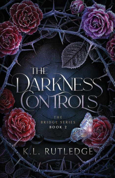 „THE DARKNESS CONTROLS“ steht über Rosen mit Dornen, ein Schmetterling sitzt auf einer Rose.