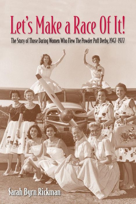 „Let's Make a Race Of It!“, „The Story of Those Daring Women“, „Sarah Byrn Rickman“. Frauen in Vintage-Kleidung mit Flugzeug.
