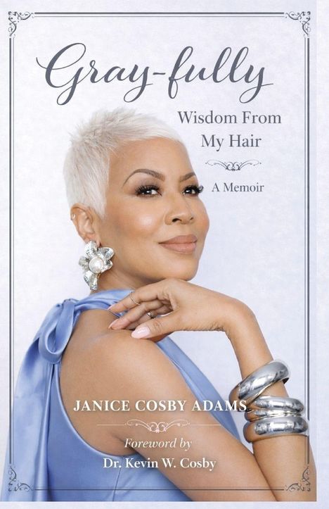 Text: "Gray-fully: Wisdom From My Hair, A Memoir. JANICE COSBY ADAMS. Foreword by Dr. Kevin W. Cosby."  
Eine Frau mit kurzem grauem Haar trägt große Ohrringe und ein blaues Kleid, im Halbprofil.