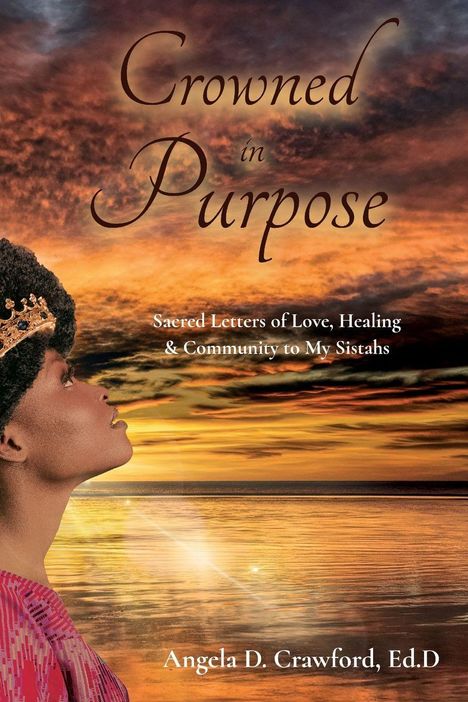 "Crowned in Purpose"; "Sacred Letters of Love, Healing & Community to My Sistahs"; Angela D. Crawford, Ed.D. Silhouette vor Sonnenuntergang.