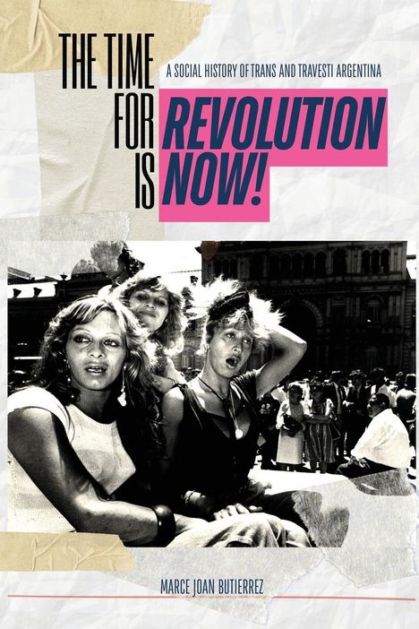 "The Time for Revolution is Now!" zeigt drei Menschen in einer Schwarz-Weiß-Szene vor einem Gebäude.