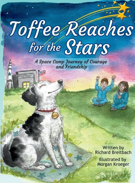 "Toffee Reaches for the Stars", ein Hund mit Halsband im Grünen, Kinder in blauen Anzügen, Gebäude im Hintergrund.